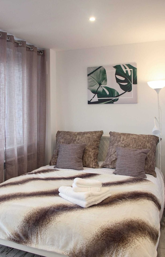 Sunny City Center Apartment view 3
