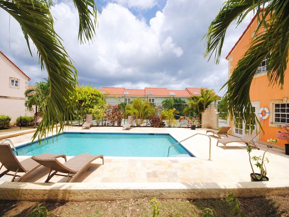 Relax Poolside At This Stylish Townhouse - Porters Gate 24 by BSL Rentals