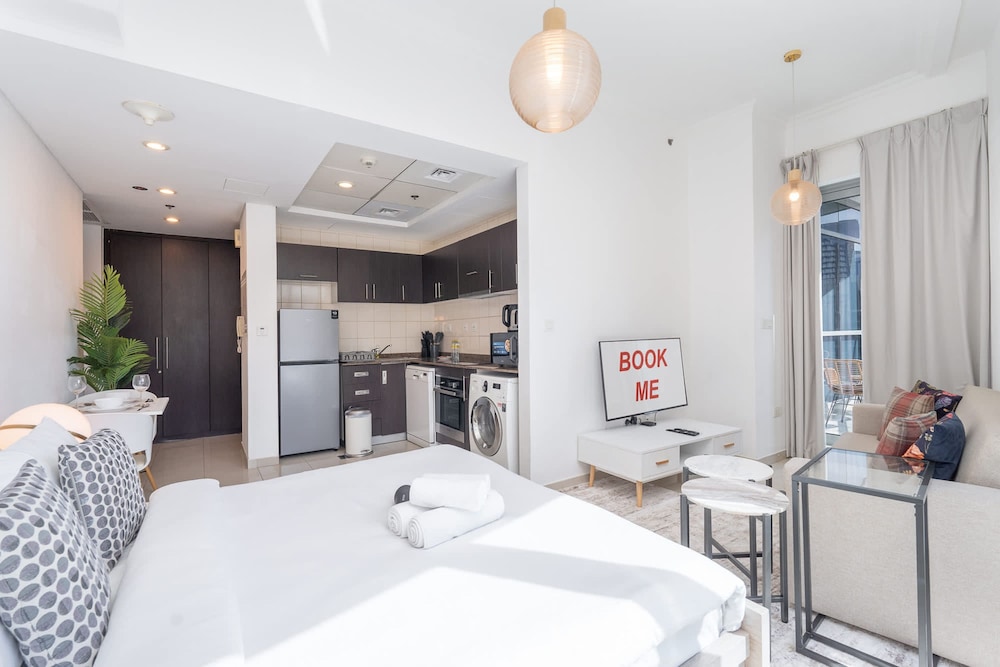 Chic Marina-view Studio in Bay Central Marina