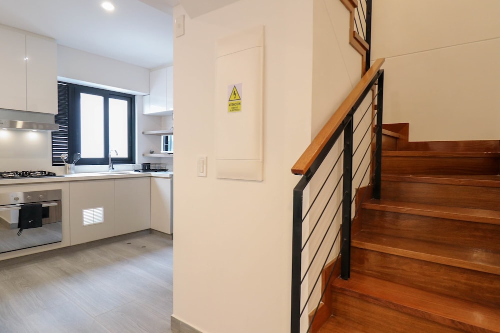 w Grandiose Duplex w Modern Deco in Miraflores