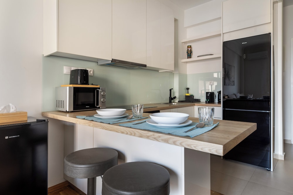 Attica - Captivating 2-Bedroom Apt & Balcony in Athens