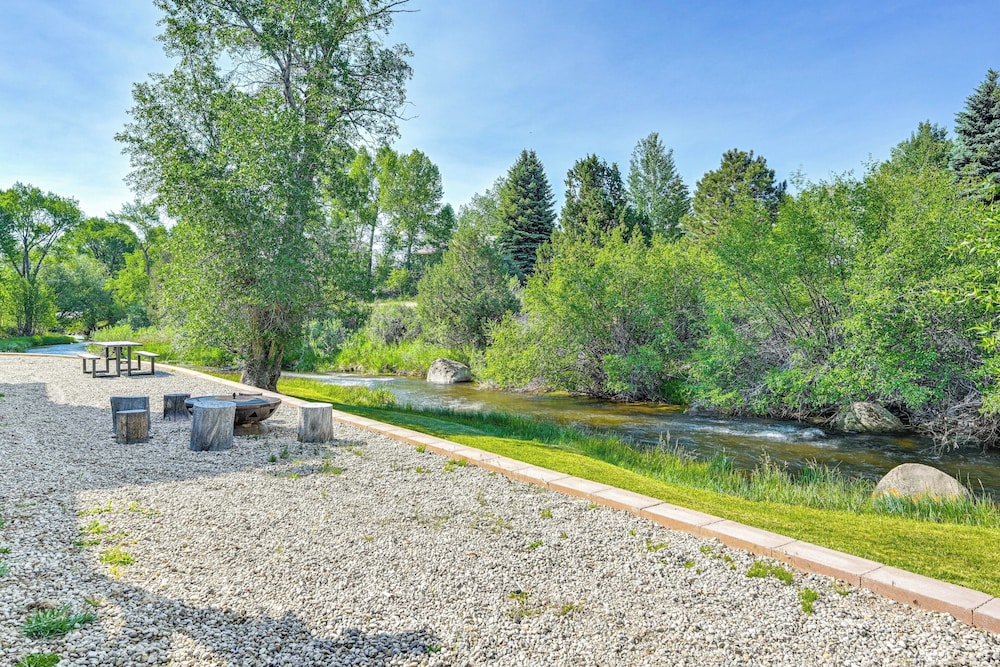 Creekside Buena Vista Retreat: Walk to Main St!