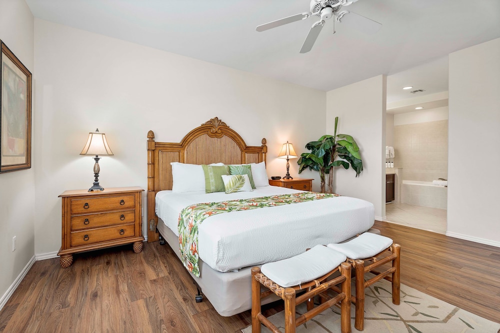 Concierge Included - Walk to Restaurants & Shopping - AC - Infinity Pool! -vrkcv
