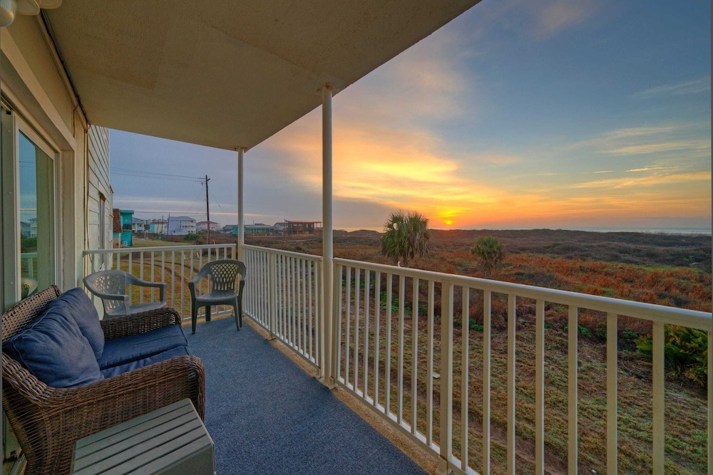 15 Condos, Sleeps 96 w/ Pools & Beach Access Island Retreat by Avantstay