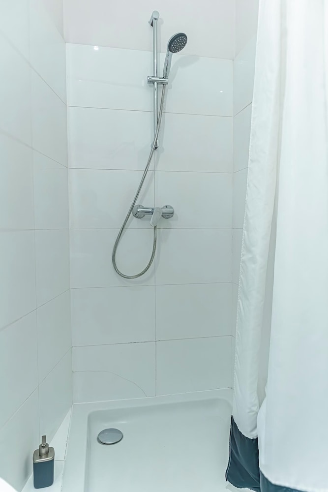 Budget 2BR Apt Near Wiener Stadthalle