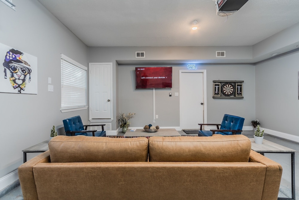 Discount Included! Stunning, Modern, Spacious Getaway Fits Any Group, 2 Game Rooms, Hot Tub 5 Bedroom Home by Redawning - Property Image 3
