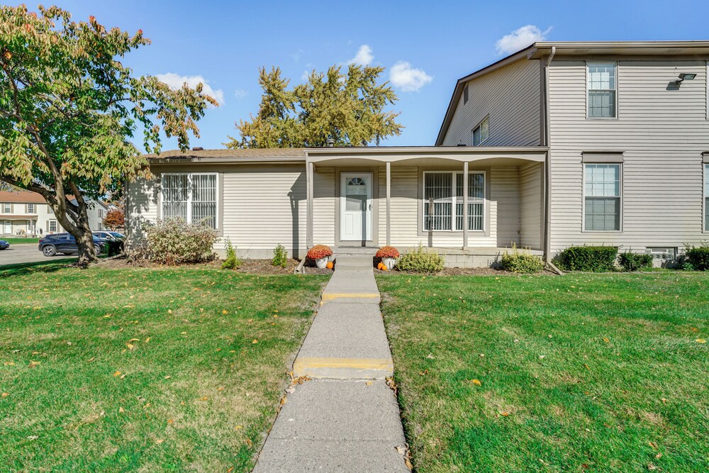 22 Mi to Detroit: Sterling Heights Condo view 4