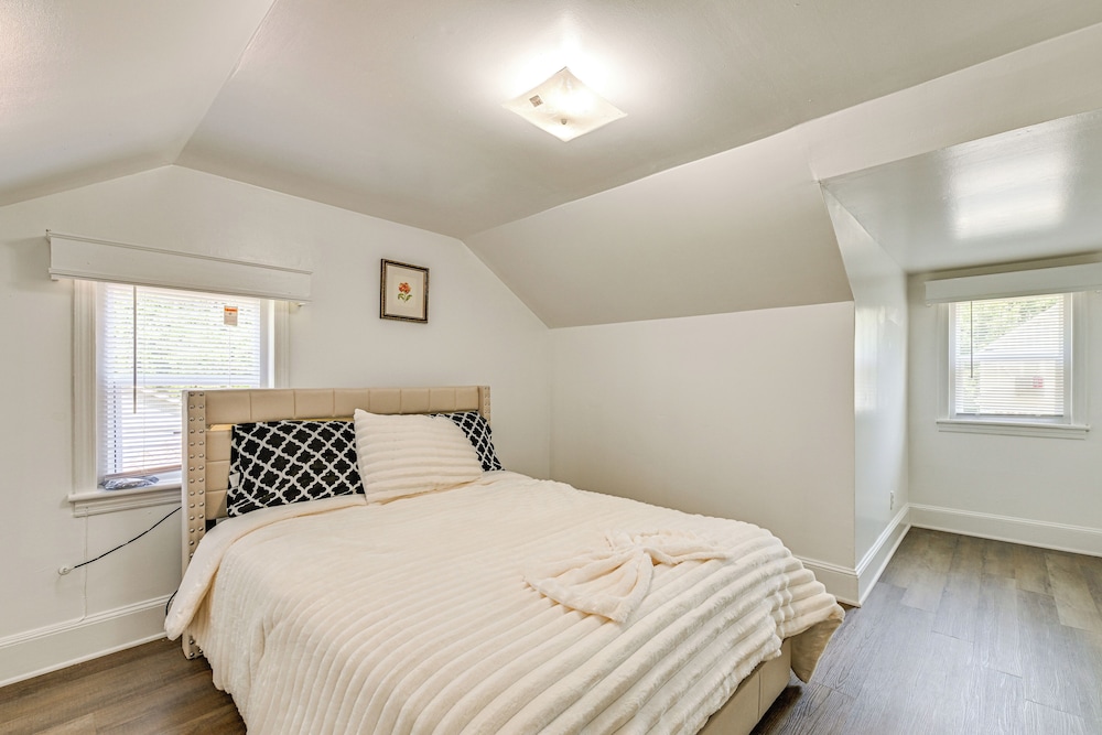 6 Mi to Dtwn: Charming Home w/ Yard in Charlotte