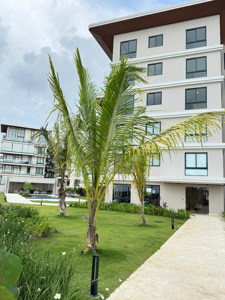 4 Guest 2 Bedrooms Balcony and Shared Pool