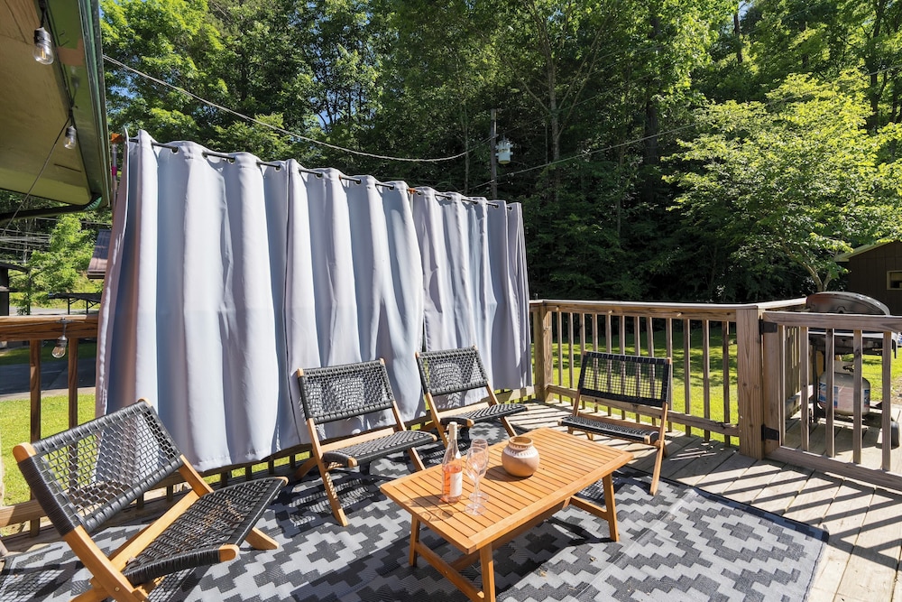 The Rustic Cottage by Avantstay Hot Tub, Fire Pit, Pool Table 5mins to Town view 5