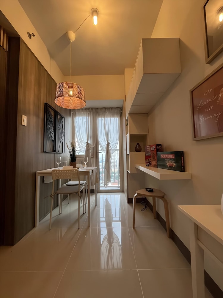 Luxury Bay Condo Near MOA With Balcony Free Wi-fi