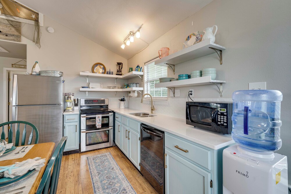 Fish & Boat: Home w/ Spacious Yard in Seadrift