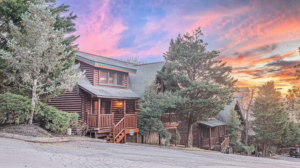 Bear Creek Way by Avantstay Hot Tub, Game Room, Air Hockey, Near Dollywood & Smoky Trails