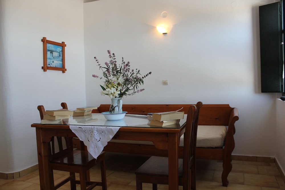 Vrachia Studios & Apartments