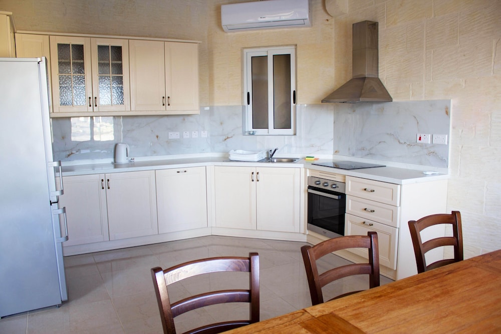 Kenn Gozitan Villa and Pool view 2