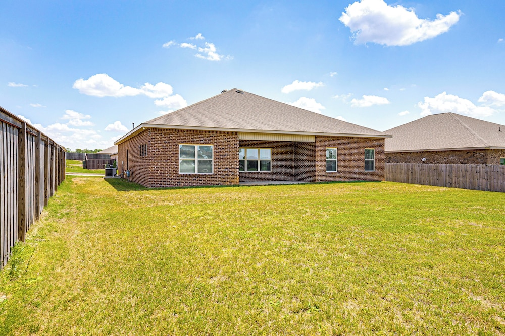 5 Mi to The Square: Athens Home w/ Pool Access!