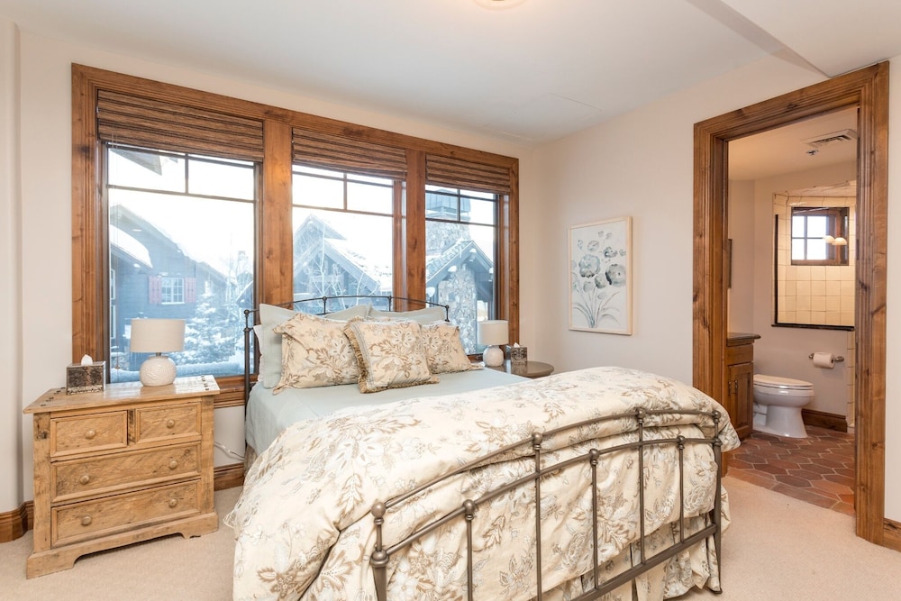 Grand Lodge - Five Bedroom #402 - Ski-in/ski-out 5 Condo