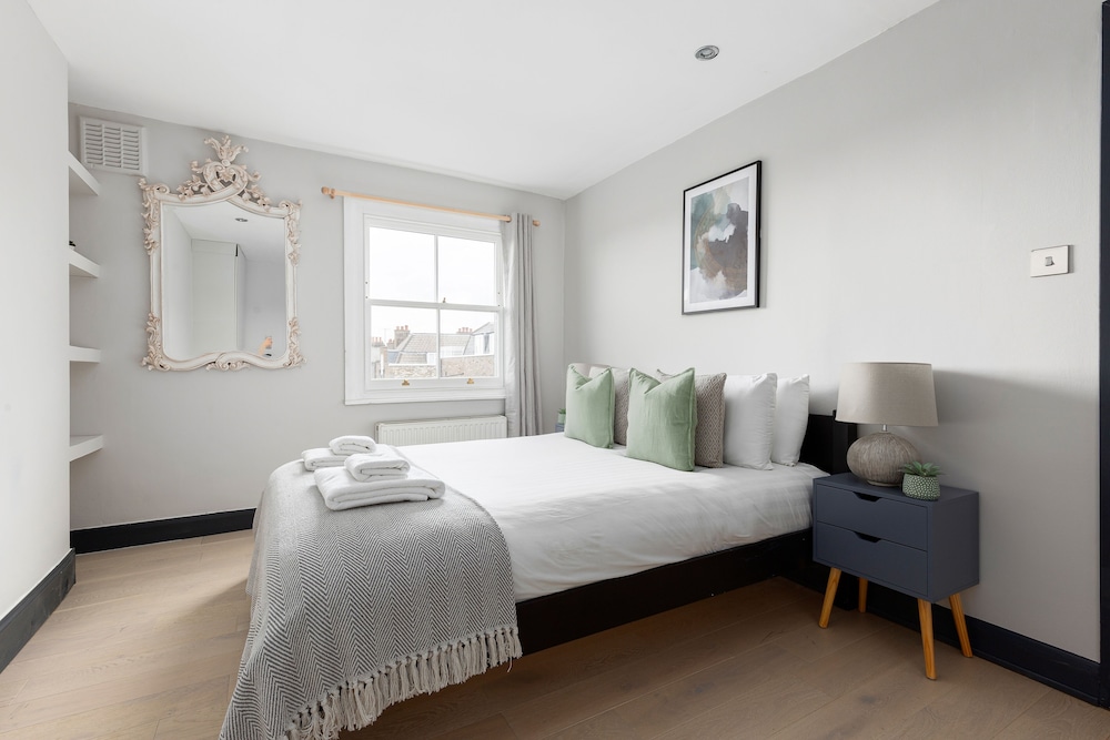 Radiant 2 Bed Flat near Portobello