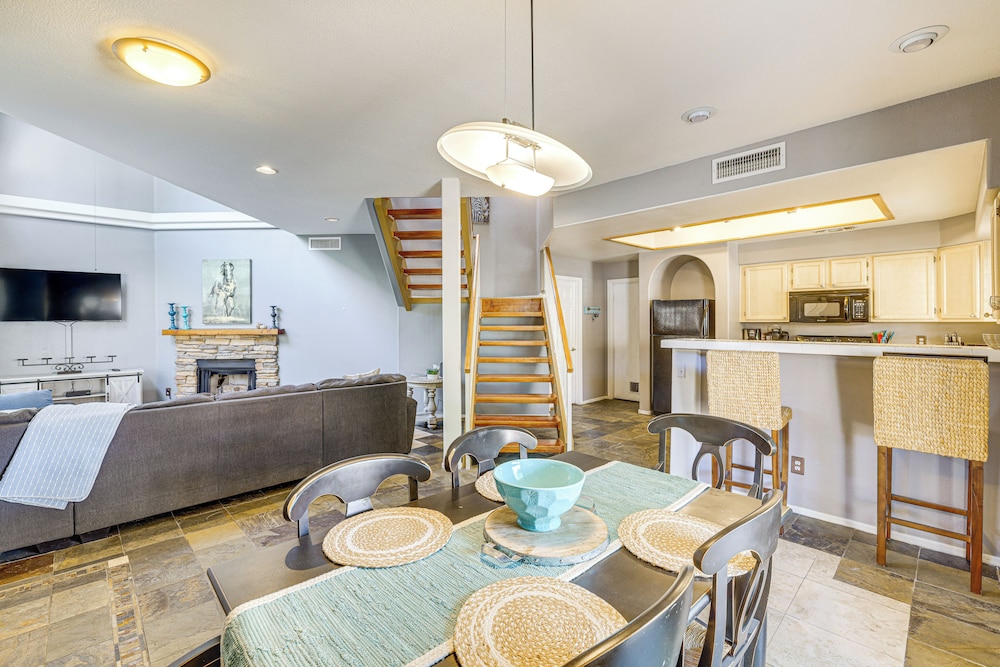 Hike & Golf! Townhouse w/ Resort Perks in PHX