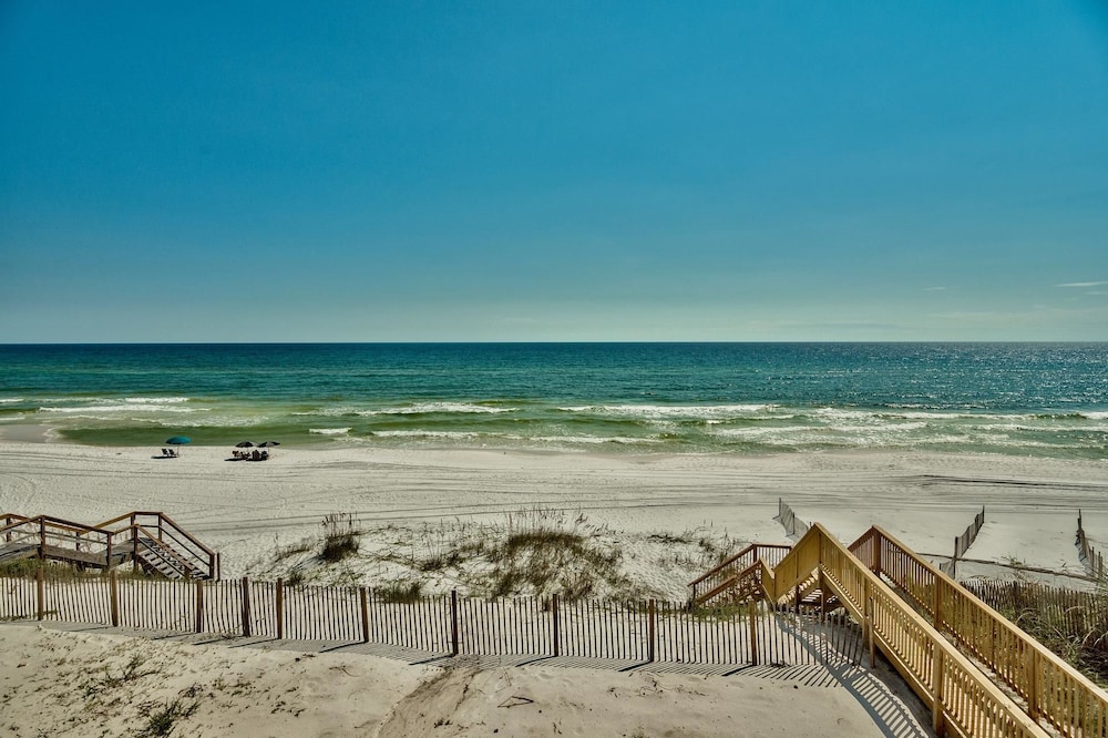 The Pelagic Blue 7 Bedroom Holiday Home by Five Star Properties