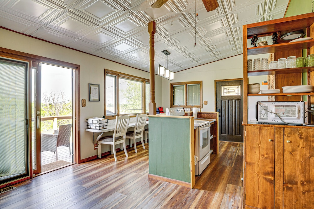 < 1 Mi to Tuttle Creek Lake: Cabin w/ 2 Kayaks!