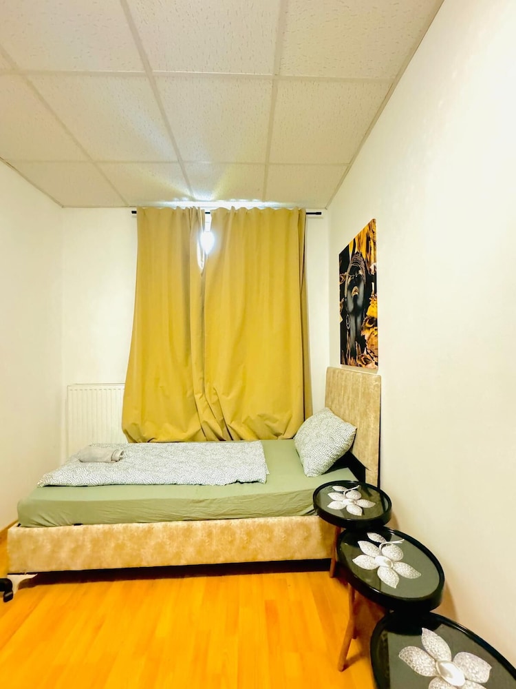 Cozy 2BR Apt Sleeps 6 Direct City Access