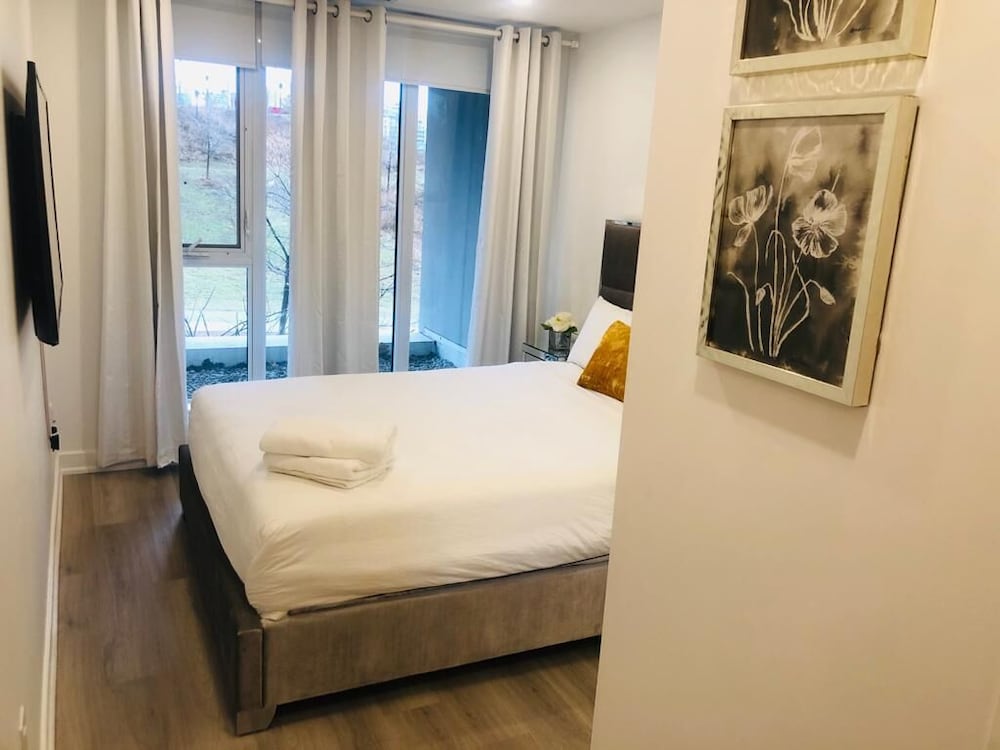 Toronto Downtown Suites City View - Image 3