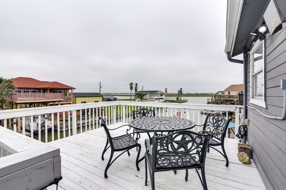 Freeport Vacation Rental ~ 1 Mi to Surfside Beach! view 4
