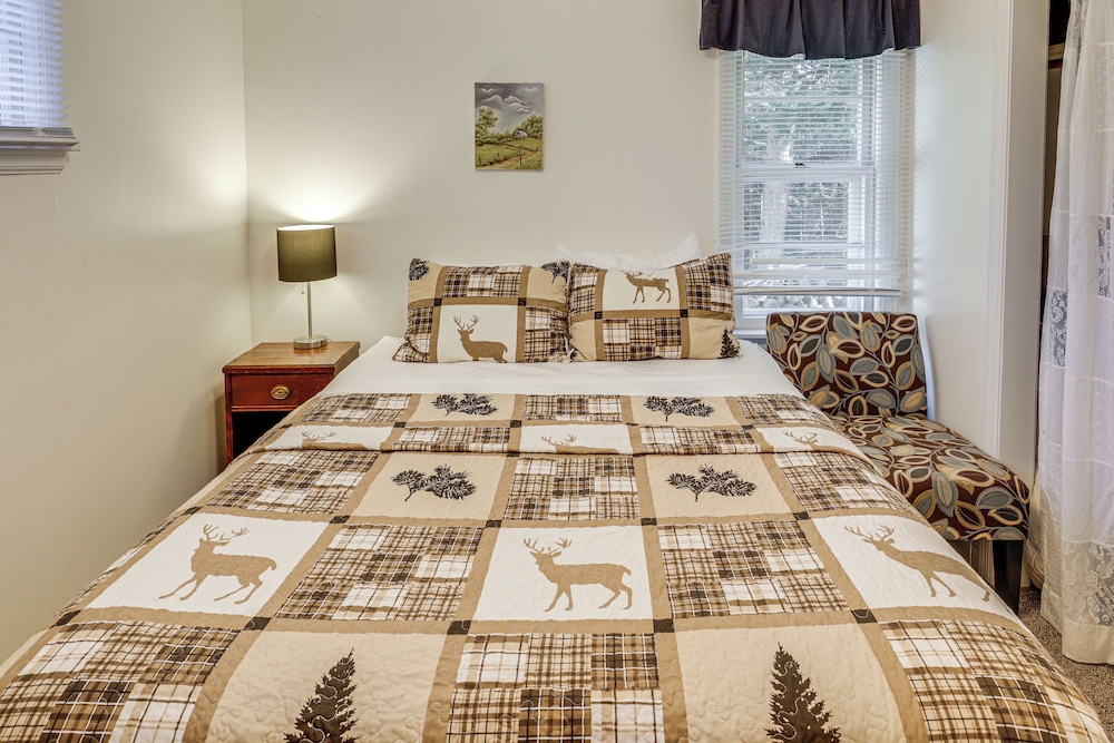 Year-round Chain of Lakes Retreat! Northwoods Home