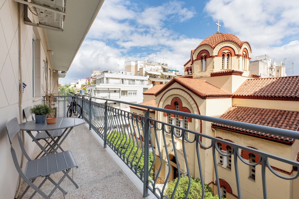 Attica - Captivating 2-Bedroom Apt & Balcony in Athens