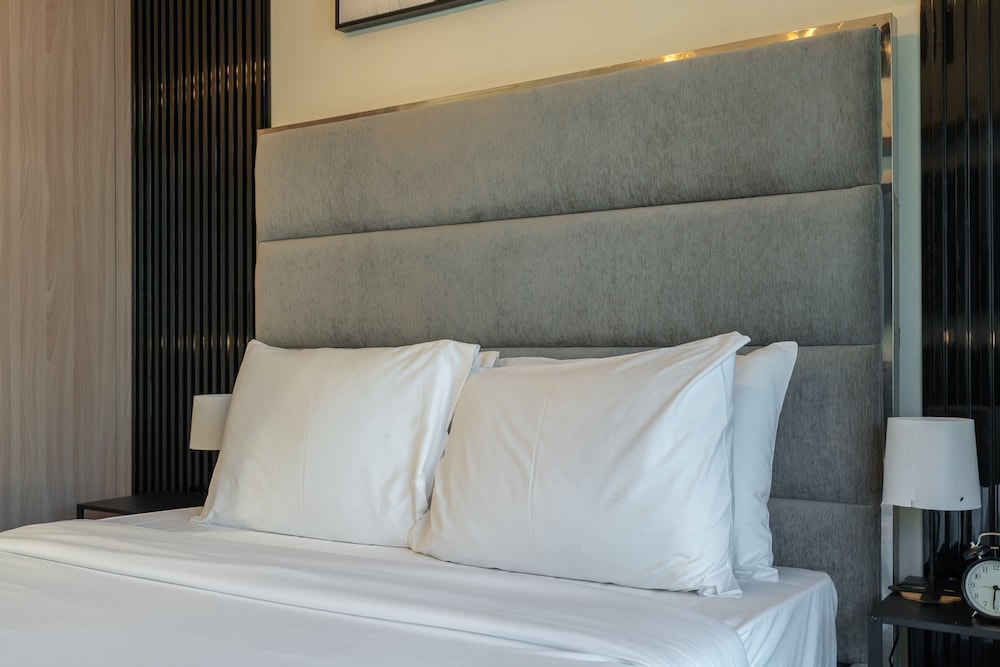Homey Studio Apartment Perfect for 2 at Azizi Riviera 46