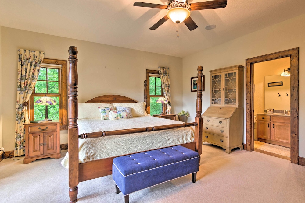 Grand Retreat in Bear Lake Reserve w/ Scenic Decks view 5