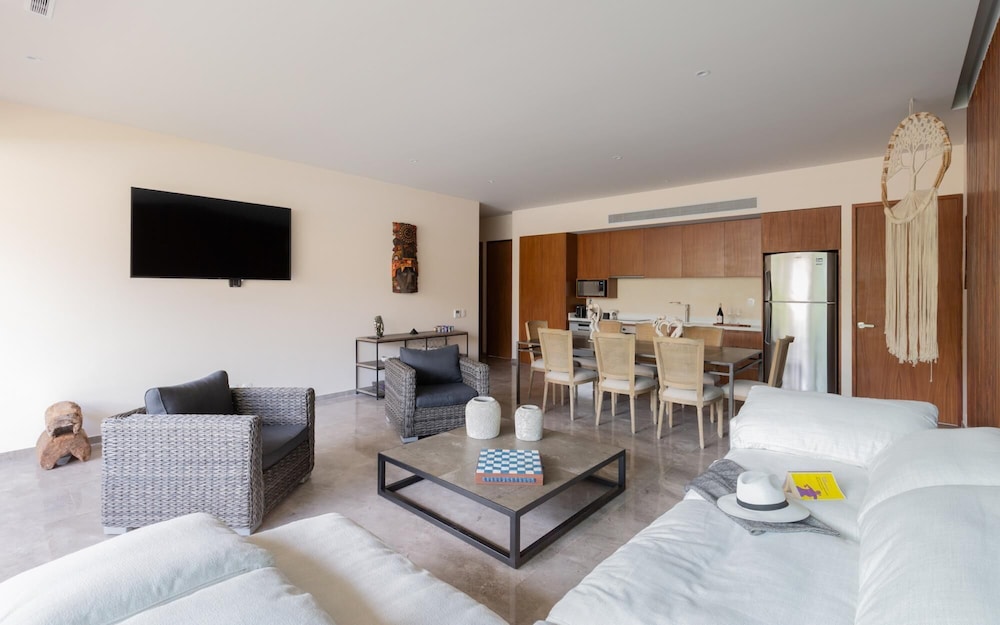 Elegant 2 Units in one 3BR Stunning Pools Best Amenities Wifi Concierge view 2