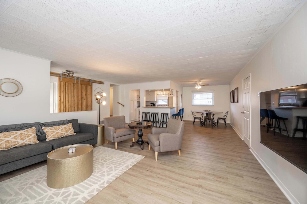 The Grand Elm Suite 2 Sleeps 6
