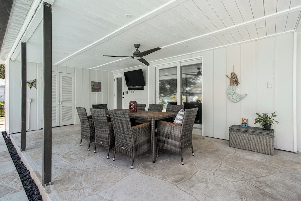 Luxury Pool Retreat near Siesta Key