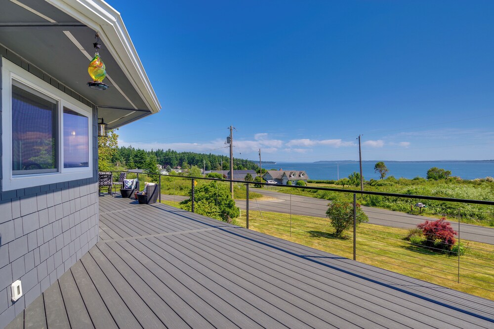 Spacious Deck w/ Ocean View: Puget Sound Gem!