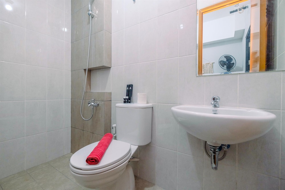 Comfort 1Br At Royal Heights Apartment