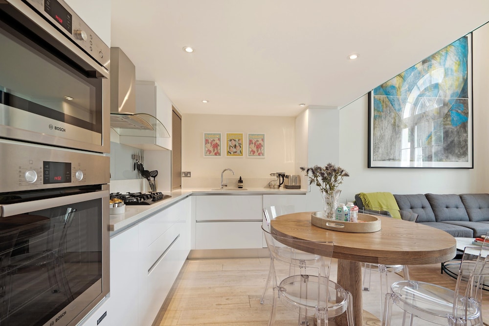 The Artists Hideaway-2 bed Mezzanine in Paddington - by Out of Office Lifestyle