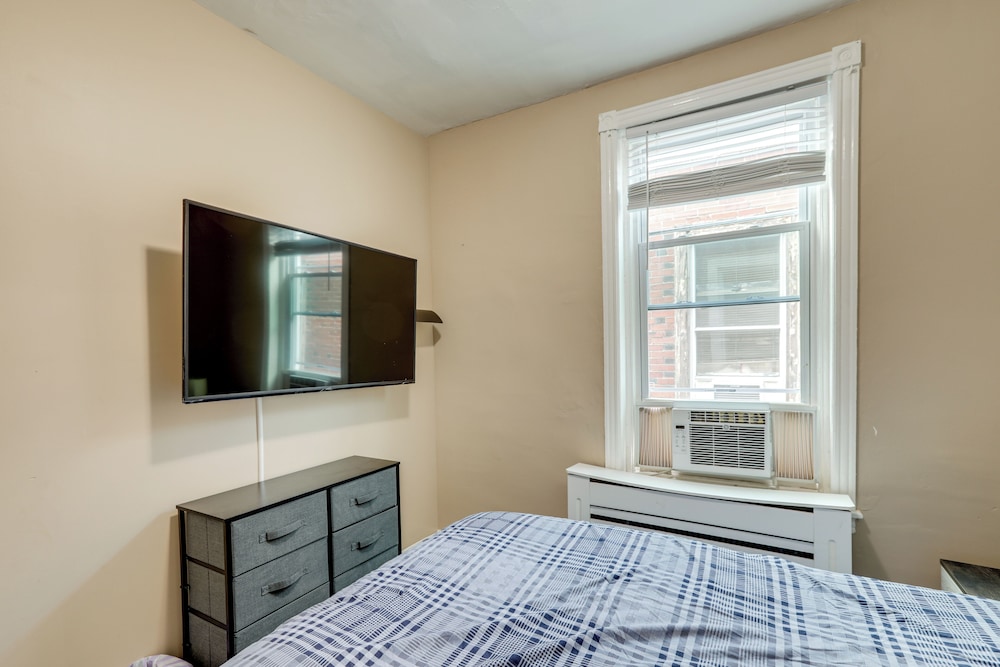 Private Backyard Jawn! Multi-level Philly Rowhouse