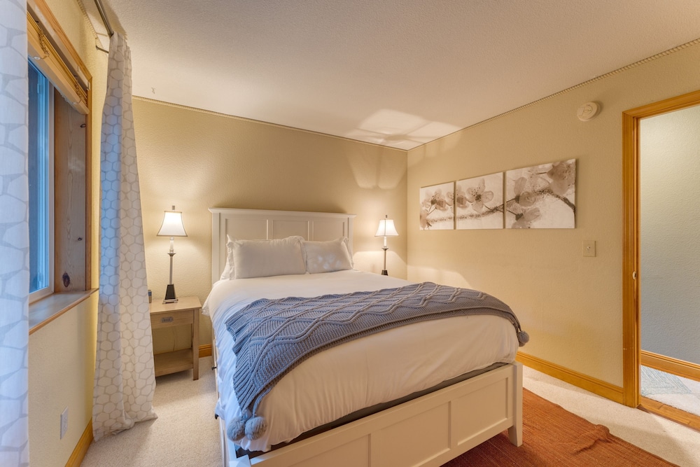 Golden Summit by Avantstay Stunning Secluded Cabin w Access to Tahoe Donner