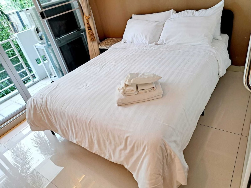 2D - 3 Bedroom Downtown Apartment With Shared Pool