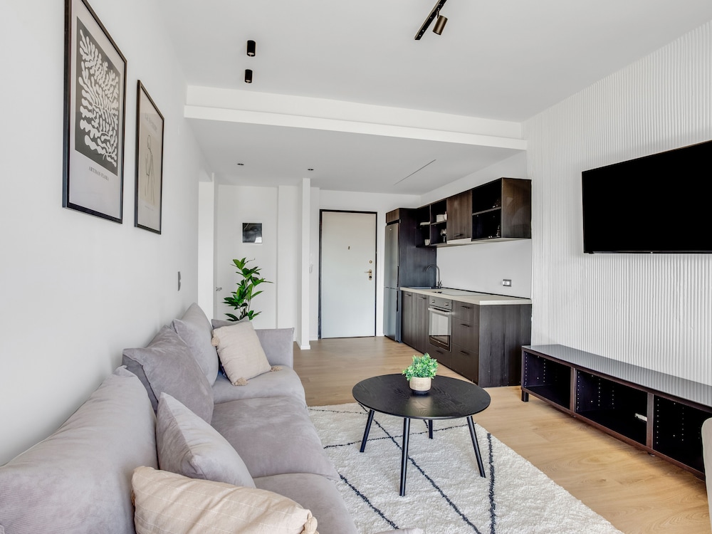 Sanders Arch - Cozy 1-bdr Apt w Balcony photo 3