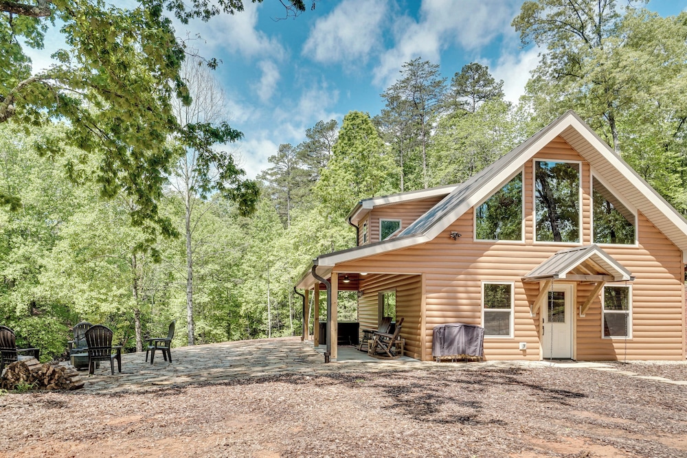 Sip, Hike & Explore: Sleek Retreat in Cleveland!