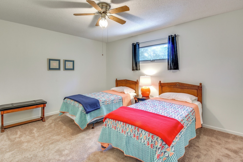 Seneca Escape w/ Screened Patio: Near Lakes! view 4