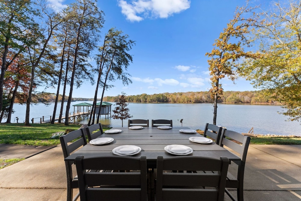 Sunset Pointe by Avantstay Waterfront Beach Fire Pit Sleeps 14 5bdr 4BA