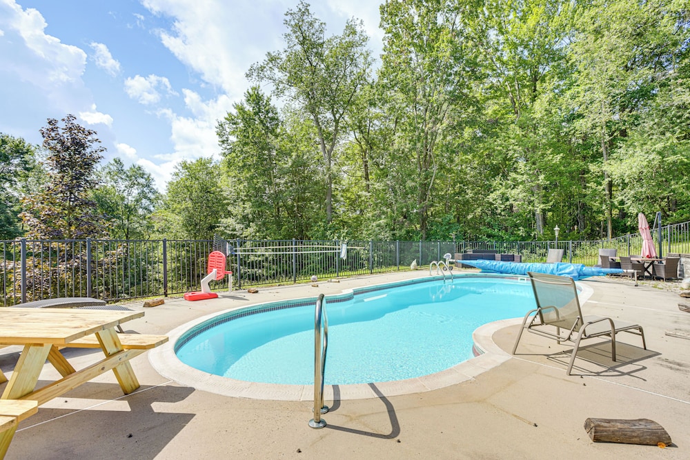 Hot Tub & Game Room: Deep Creek Winter Getaway