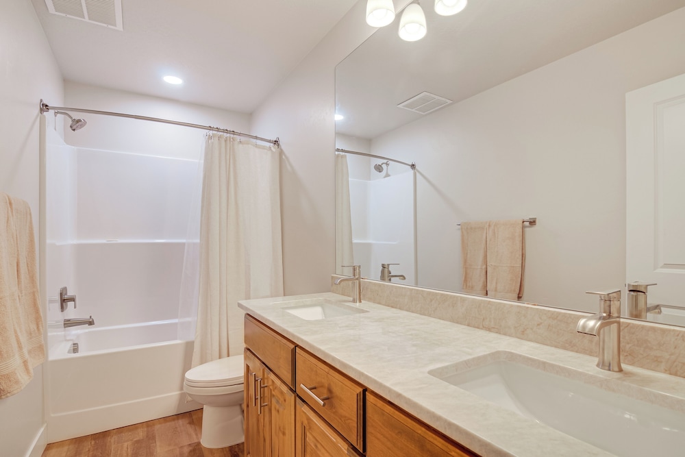 Near Lakes & Trails: Cabin in Duck Creek Village!