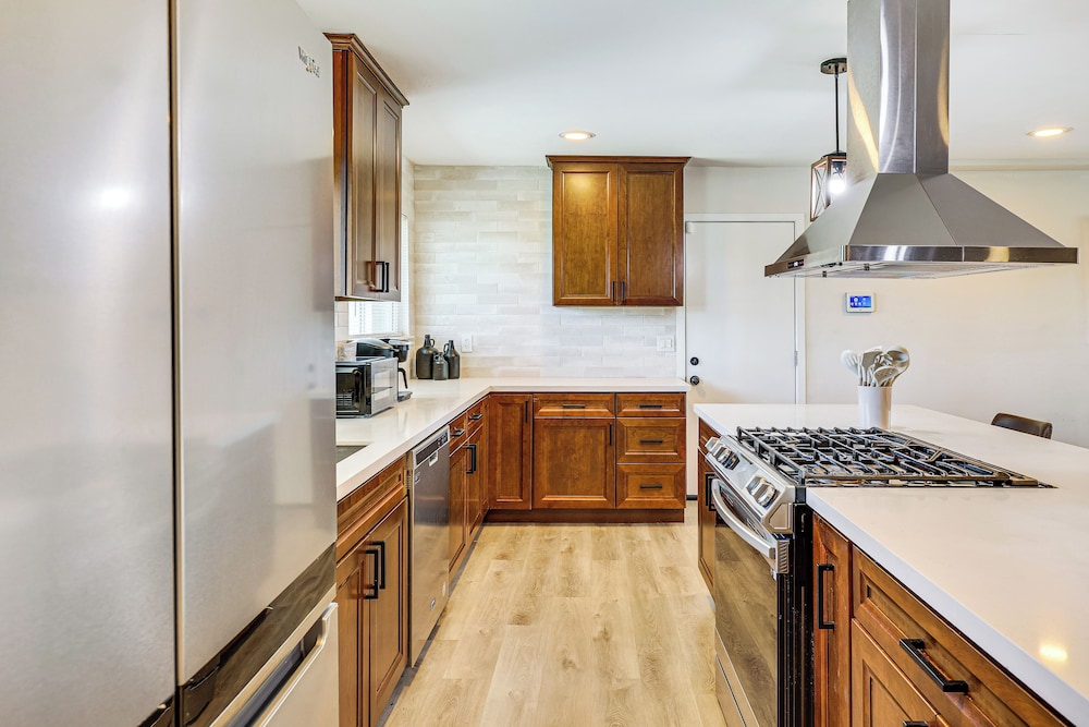 Modern Gem w/ Outdoor Oasis: 5 Mi to Lake Jennings