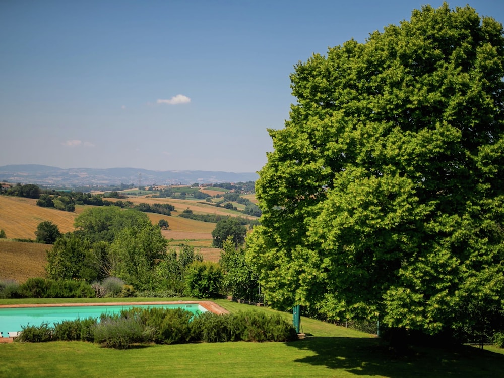 Villa with Private Swimming Pool & Spacious Garden in Valdichiana near Cortona view 3