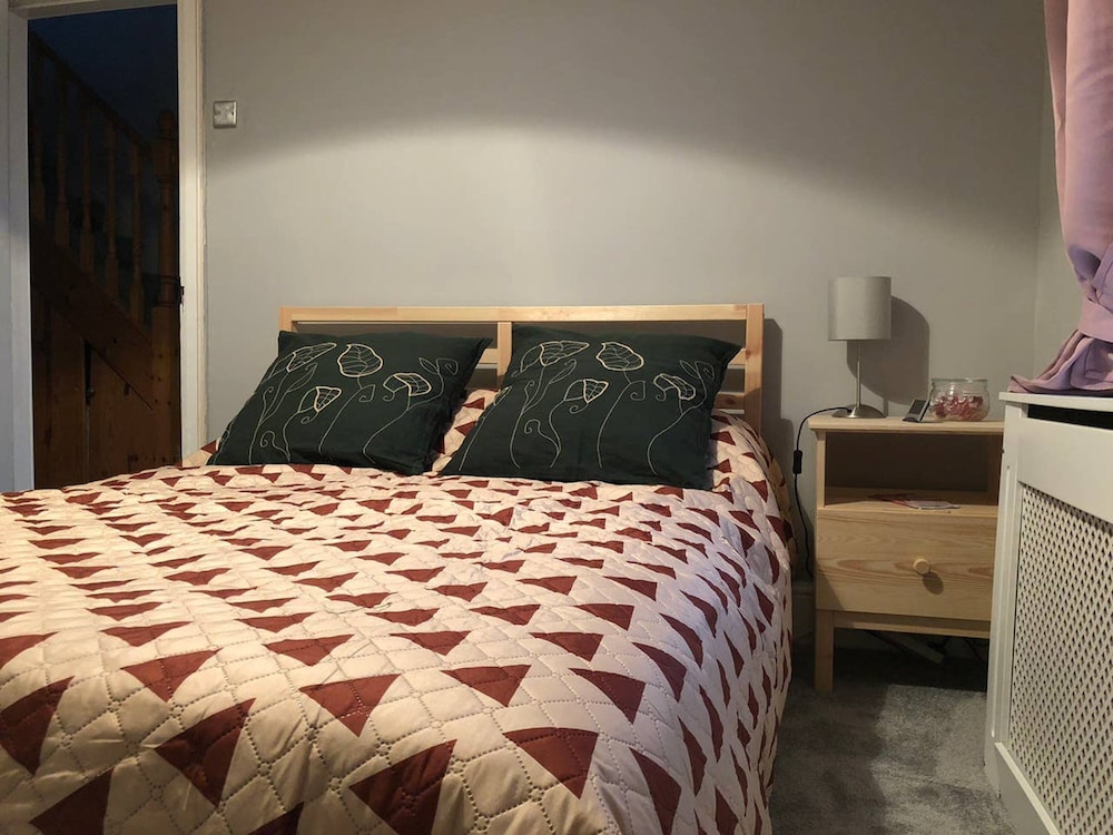 Double bedroom near Heathrow view 4